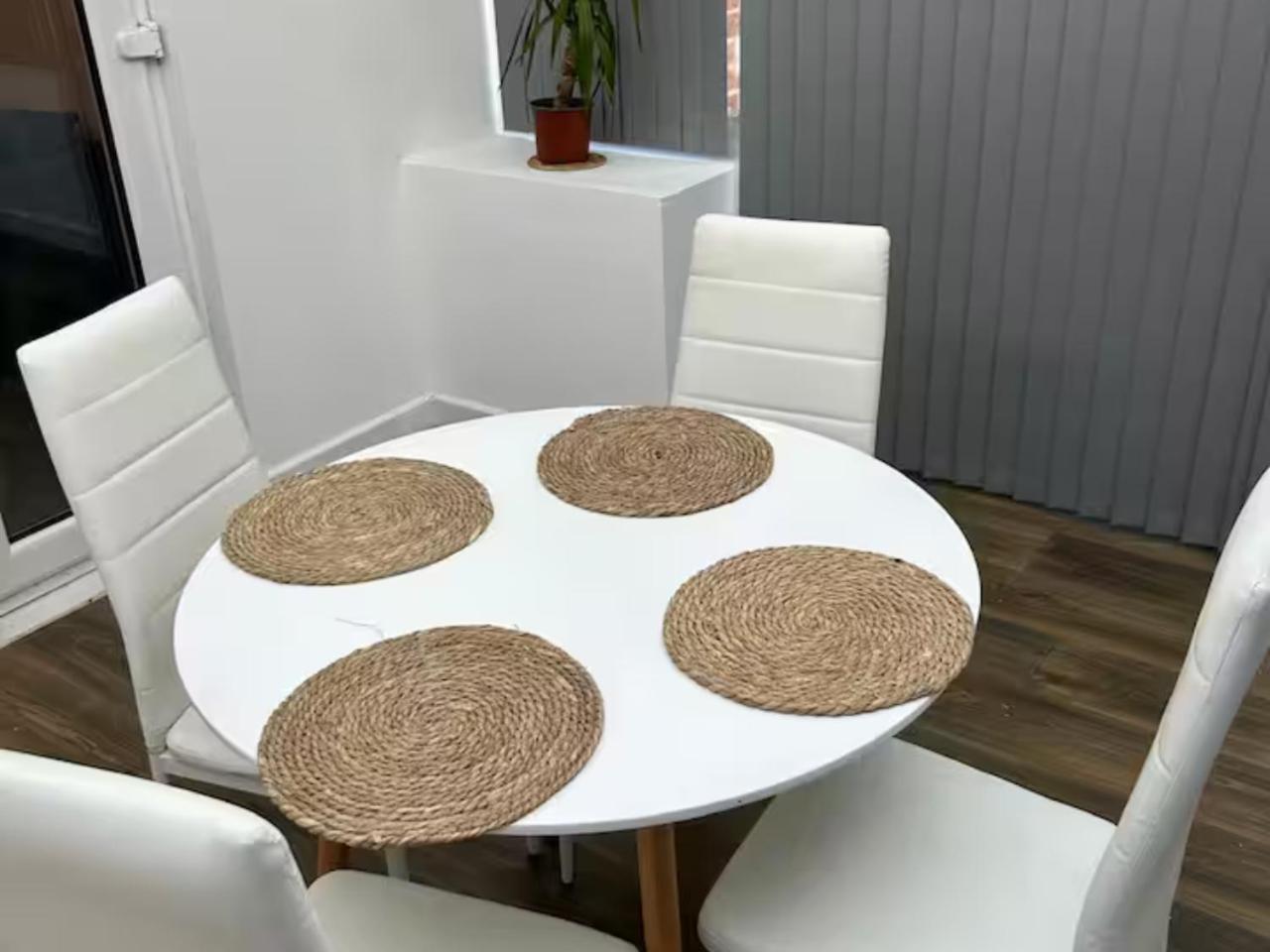 3 Bedroom Deluxe In Doncaster *